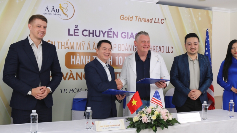 Bác sĩ Phan Thanh Hào cùng Tiến sĩ Maciej Lichaj, Đại diện Tập đoàn Gold Thread LLC ký kết văn bản thỏa thuận chuyển giao chỉ vàng 24K thế hệ mới