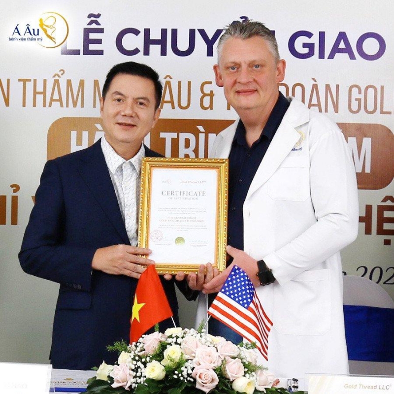 Tiến sĩ Maciej Lichaj trao Chứng nhận chuyển giao công nghệ chỉ vàng 24K thế hệ mới cho Bác sĩ Phan Thanh Hào